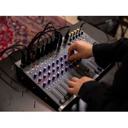 Image d'une console de mixage numérique LiveTrack L12next de la marque Zoom