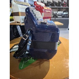 Image d'un accordéon numérique d'occassion,de couleur bleu clair vers bleu foncé, de la marque Cavagnolo Odyssée