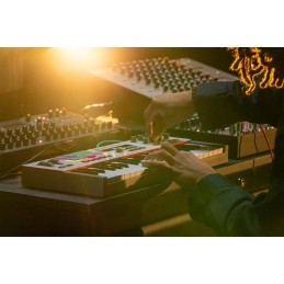 Image d'un Clavier Maître MIDI MPK Mini Plus II, de la marque Akai Professional